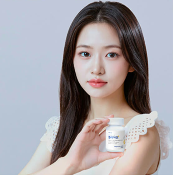 오르엔시아 제품을 들고 있는 모델
